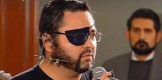 Blogger Velázquez speaks at AMLO's press conference.