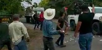 Locals egg guardsmen in Apatzingán.