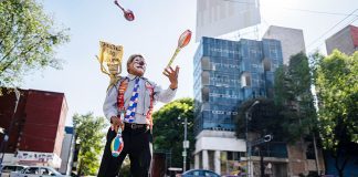 Mexico City juggler Roberto Barnan.