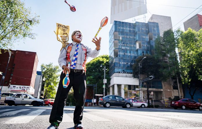 Mexico City juggler Roberto Barnan.