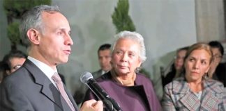 López-Gatell and Sánchez at a meeting with parents of cancer patients.