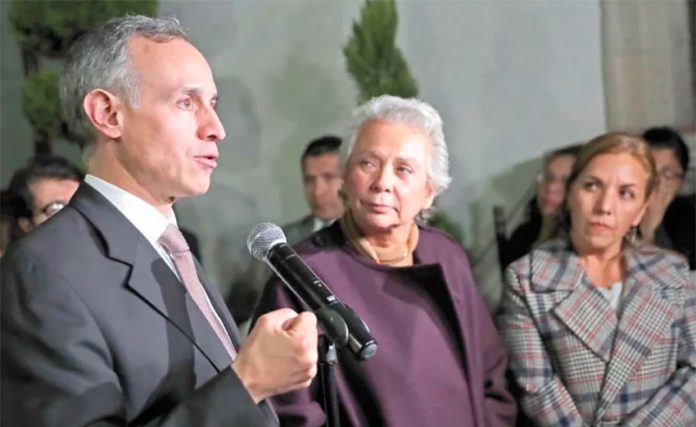 López-Gatell and Sánchez at a meeting with parents of cancer patients.