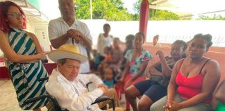 Deputy Muñoz (in wheelchair) with migrants in Tapachula.