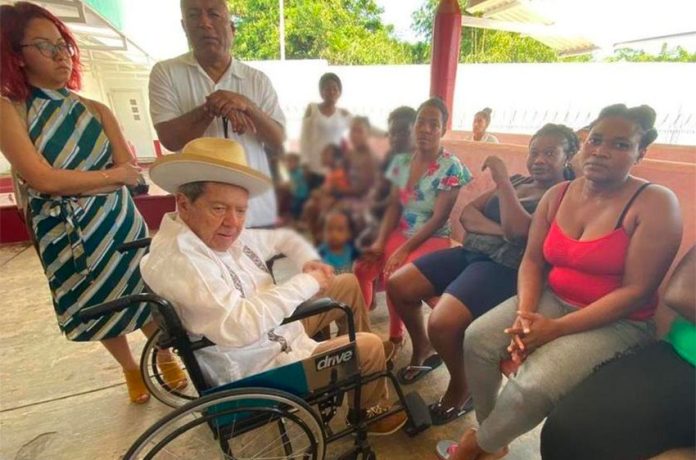 Deputy Muñoz (in wheelchair) with migrants in Tapachula.
