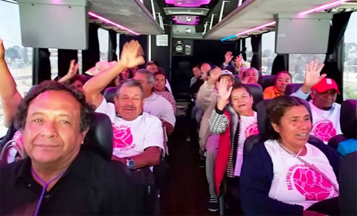 A busload of seniors from Michoacán en route to visit their families in 2018 as part of the Messenger Pigeons program.