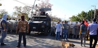 Police confront protesters in Chiapas.
