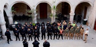 Federal and state police prepare to take over in San Juan de los Lagos.