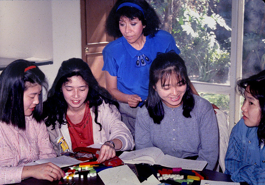 Osaka students studying Spanish in Guadalajara.