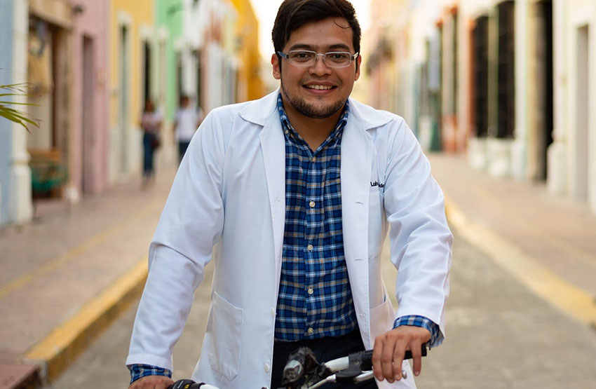 Luis Fernando Hernández: The 'doctor en bici.'