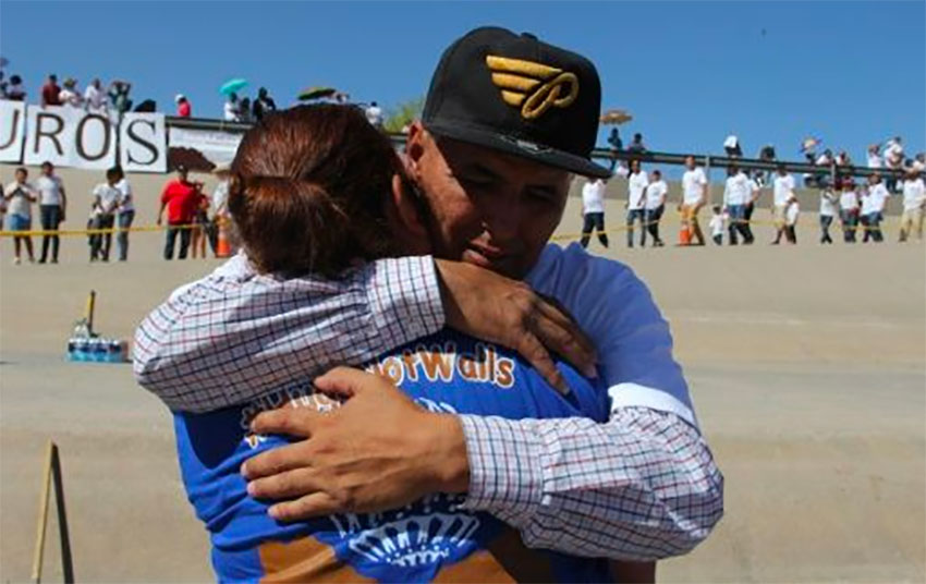 This is a 'fuerte abrazo,' a big hug.