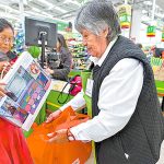 A senior bags groceries at a Mexico City supermarket.