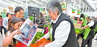 A senior bags groceries at a Mexico City supermarket.