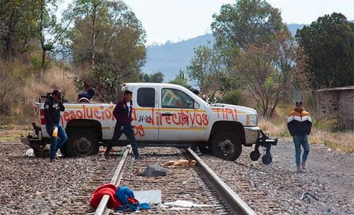 Students block the tracks in Michoacán.