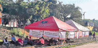 Teachers stop the trains in Veracruz.