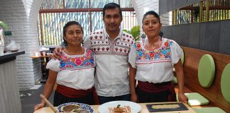 Irad Santacruz and two cooks from the Guardianas de la Tierra de Maíz at El Mexicano Masaryk