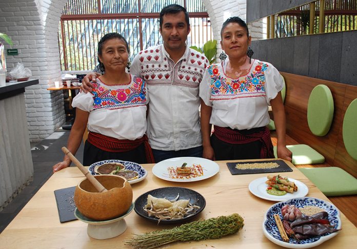 Irad Santacruz and two cooks from the Guardianas de la Tierra de Maíz at El Mexicano Masaryk