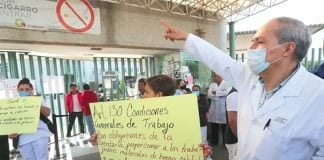 Hospital personnel protest in México state.