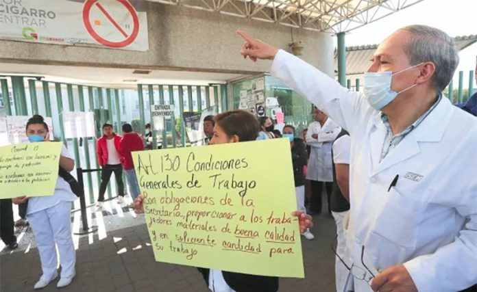 Hospital personnel protest in México state.