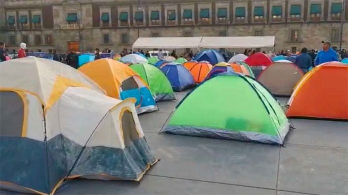 Chiapas teachers set up tents outside the National Palace.