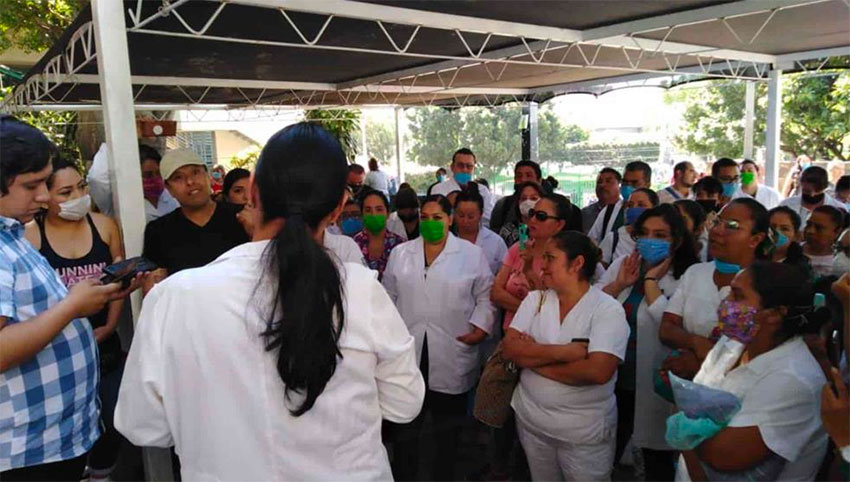 Protesting IMSS workers in Cuernavaca.