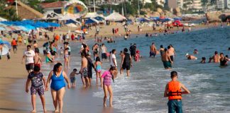 Covid-19 threat failed to keep people away from the beach in Veracruz on the weekend.