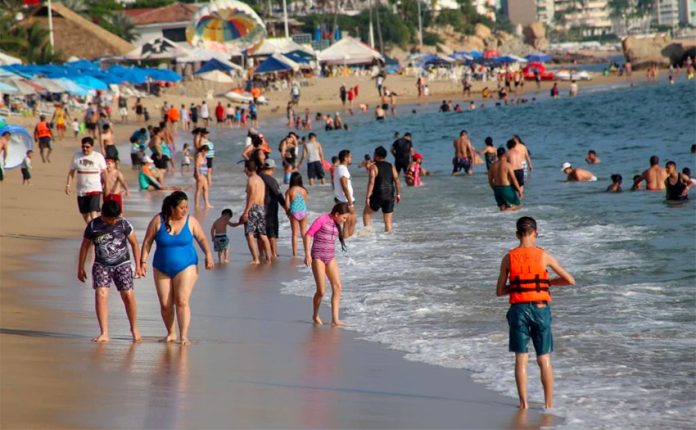 Covid-19 threat failed to keep people away from the beach in Veracruz on the weekend.