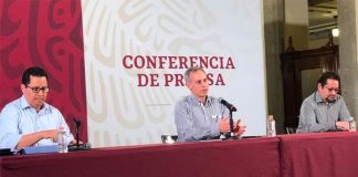 López-Gatell, center, delivers the latest coronavirus information.