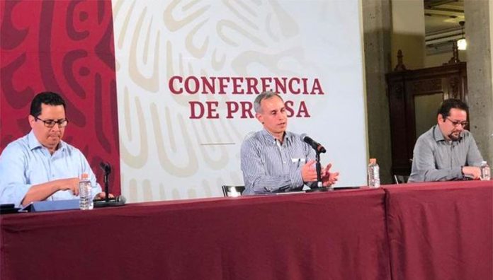 López-Gatell, center, delivers the latest coronavirus information.