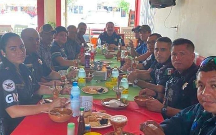 National Guardsmen dine with suspected criminals in Puebla.