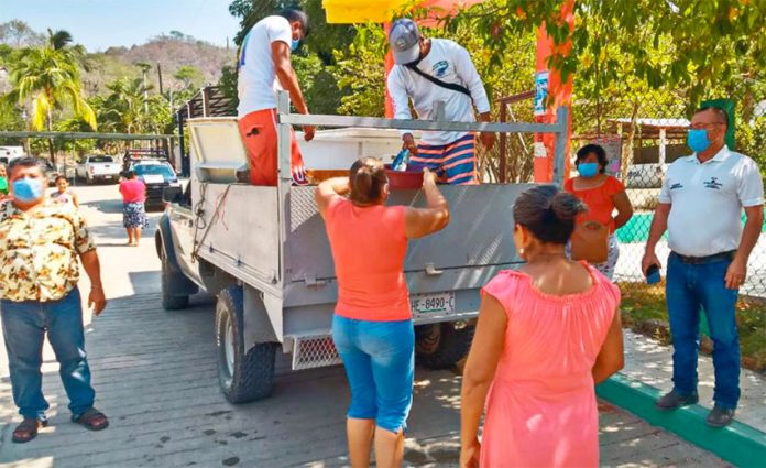 Fishermen deliver free fish to residents of Puerto Escondido.