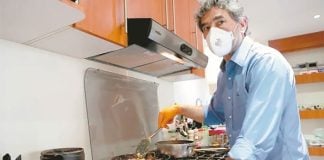 Francisco Gurría prepares breakfast for healthcare workers.