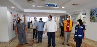 Governor Mendoza tours the Los Cabos Covid-19 hospital.