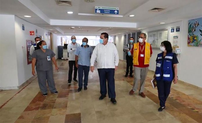 Governor Mendoza tours the Los Cabos Covid-19 hospital.
