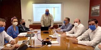 Governor Alfaro, center, at a meeting of senior officials on Monday.