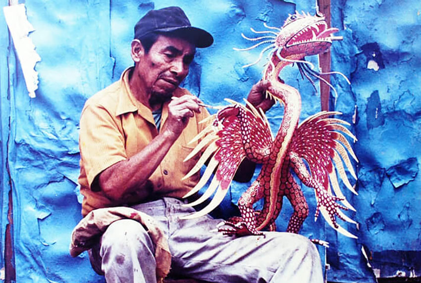 Alebrije artisan Pedro Linares. 