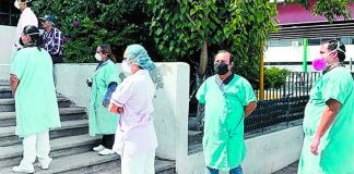 Staff at the IMSS hospital in Monclova stage a protest on Wednesday.