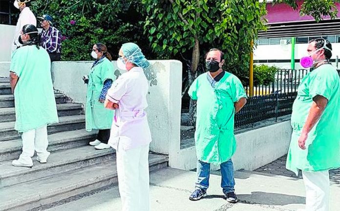 Staff at the IMSS hospital in Monclova stage a protest on Wednesday.