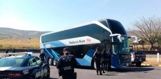 Police check traffic arriving in Nayarit.