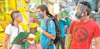 Three members of the Do Tribu team shopping at a market.