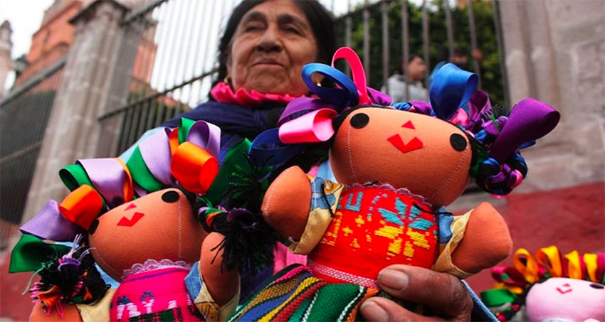 A street vendor and her María dolls.