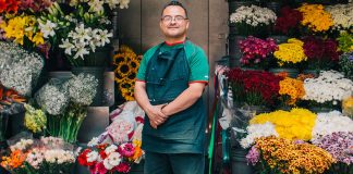 This Mexico City flower vendor was getting desperate when a volunteer turned up with a bag of food supplies