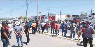 A lineup for beer in Sonora.