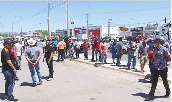 A lineup for beer in Sonora.