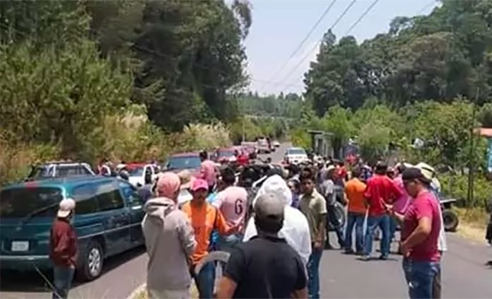 A blockade in Michoacán protests intentional spreading of coronavirus.