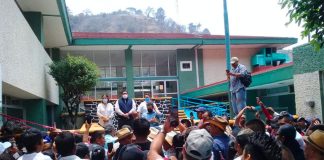 Virus deniers outside a Chiapas hospital on Monday.