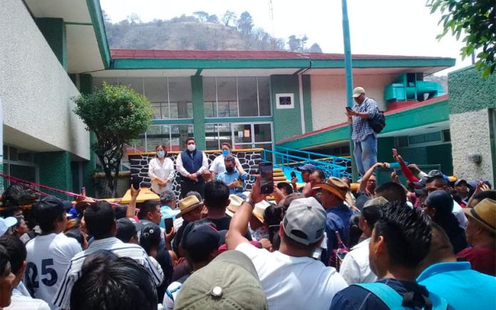 Virus deniers outside a Chiapas hospital on Monday.