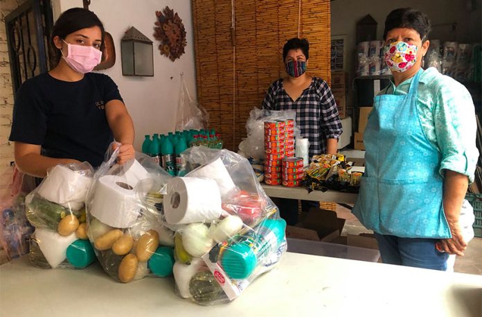 Volunteers prepare despensas in Marfil, Guanajuato.