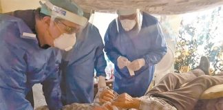 Volunteer doctors treat a patient in Tamaulipas.