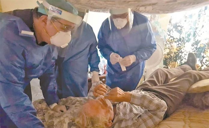 Volunteer doctors treat a patient in Tamaulipas.