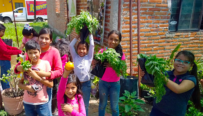 Young gardeners at Vivero la Esperanza in San Juan Tecomatlán, Jalisco.